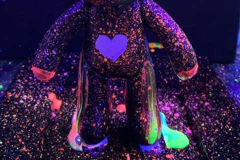 巴塞罗那：熊砖荧光画|葡萄酒与艺术巴塞罗那：Bearbrick 荧光画|葡萄酒与艺术