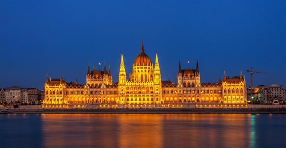 Budapest: Parliament Panorama Cruise with Törley Prosecco
