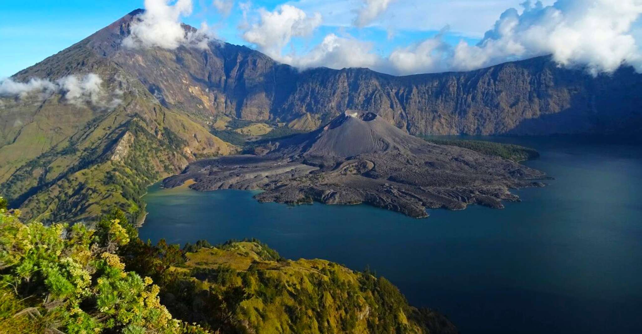 3 Days Rinjani Trekking Tour to Summit, Lake, Toran Trail - Housity