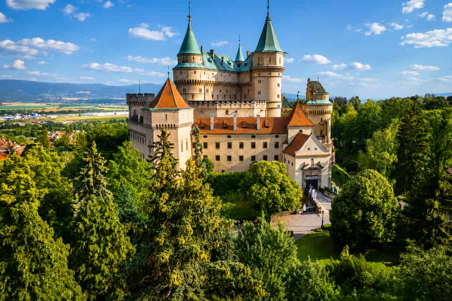 Ab Bratislava: Tagestour zu den Burgen Beckov, Trenčín und Bojnice. Foto: GetYourGuide
