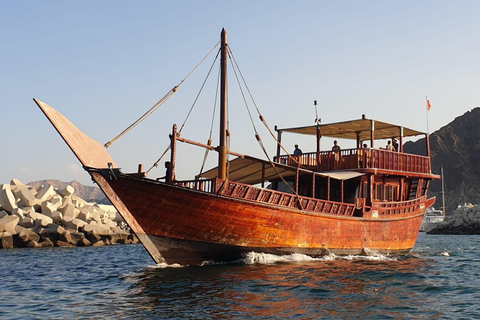 Mascate - Cruzeiro costeiro e ao pôr do sol em Omani Dhow (2 horas)Muscat - Cruzeiro costeiro e ao pôr do sol em Omani Dhow