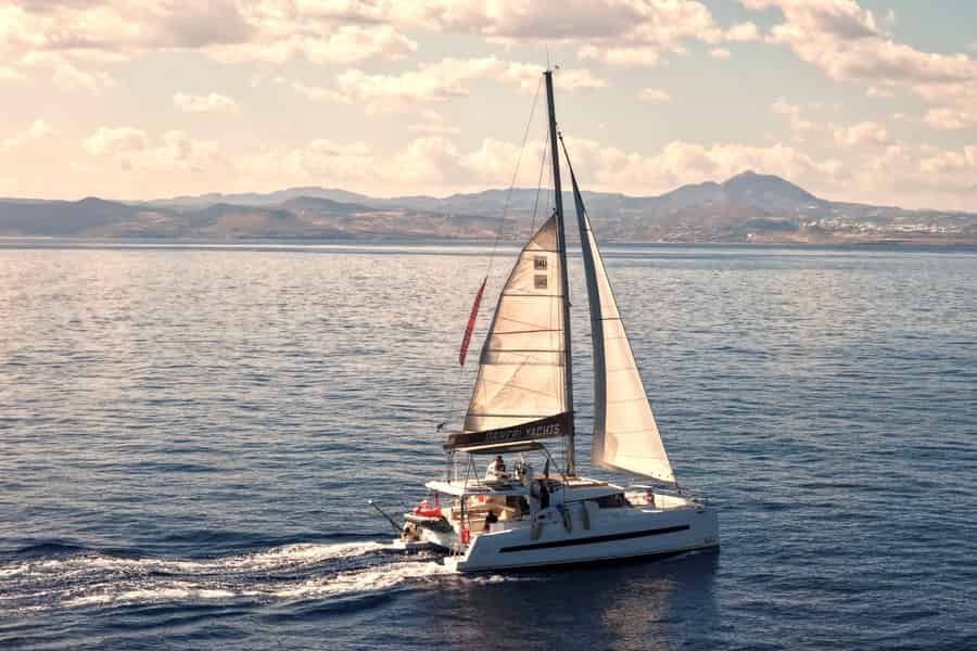 Chersonissos: Luxus-Katamaranfahrt bei Sonnenuntergang mit Sushi & offener Bar. Foto: GetYourGuide