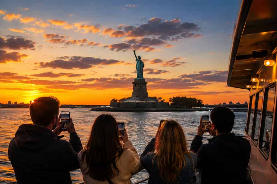 NYC: Freiheitsstatue-Bootsfahrt bei Sonnenuntergang und am Abend mit Bar. Foto: GetYourGuide NYC: Freiheitsstatue-Bootsfahrt bei Sonnenuntergang und am Abend mit Bar. Foto: GetYourGuide