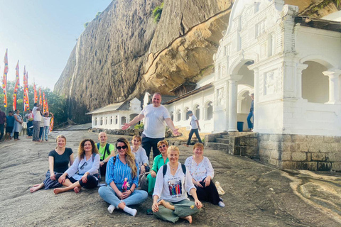 Excursión privada de un día de Kandy a Sigiriya y Safari por Minneriya