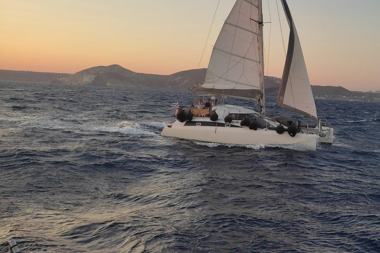 Santorini:Catamaran: private cruise with food &amp; drinksSantorini: private catamaran cruise with food &amp; drinks