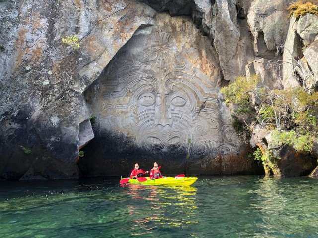 Visit Taupo Maori Rock Carvings Kayaking Tour in Taupo, Nueva Zelanda