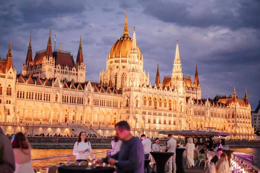 Budapest: Lotus-Kreuzfahrt mit unbegrenzten Premium-Getränken. Foto: GetYourGuide