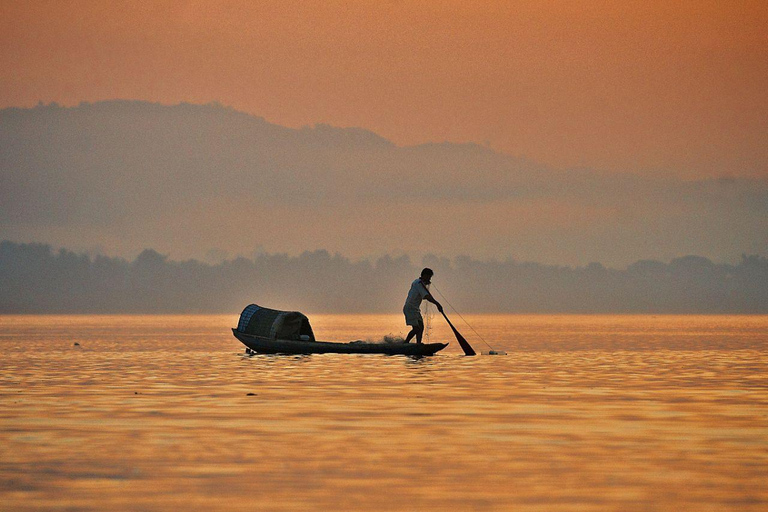 Luang Prabang: Mekong Sunset Cruise and Market Private Tour