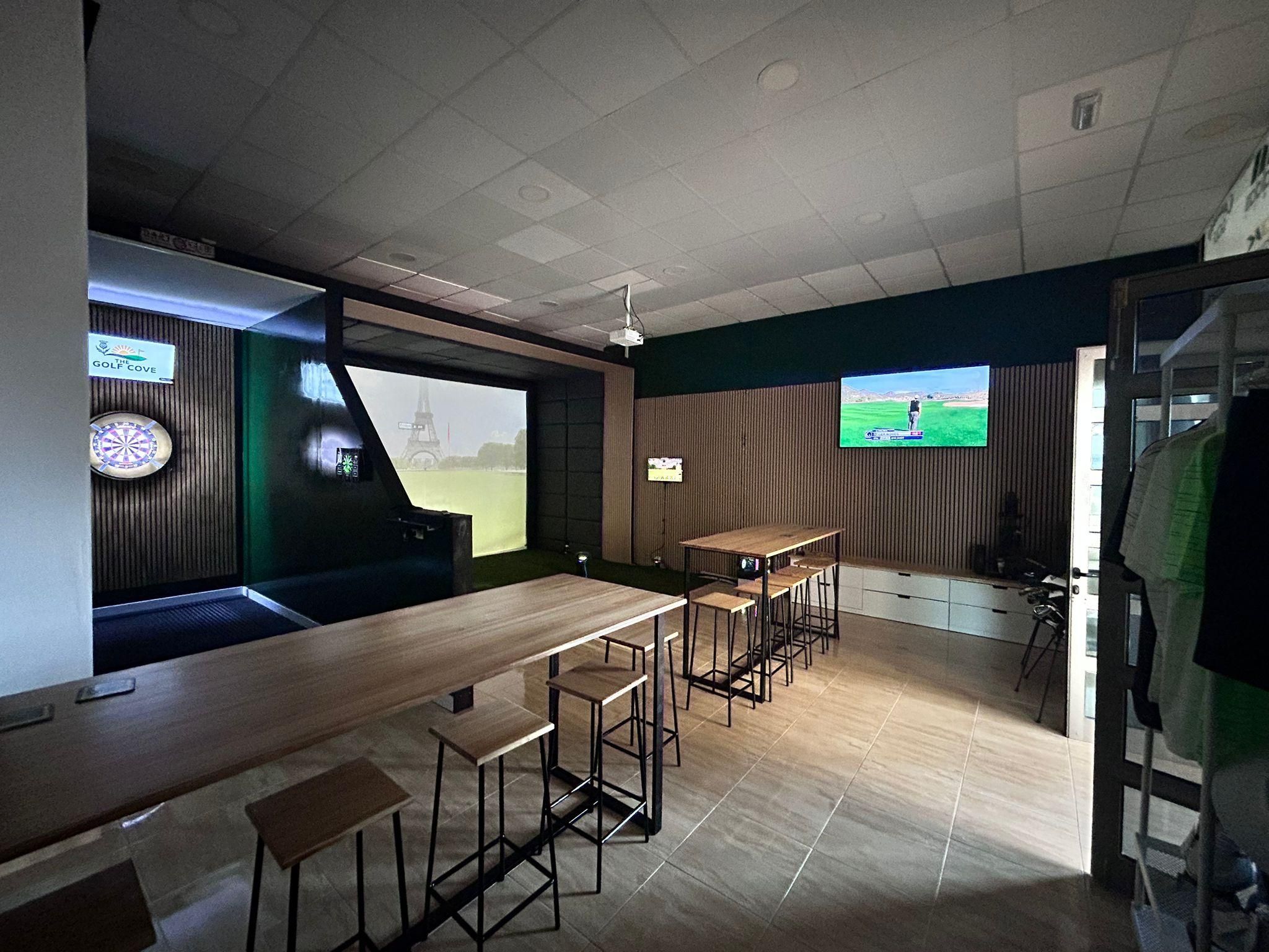 Caleta: Golfsimulator-Erlebnis mit Drinks