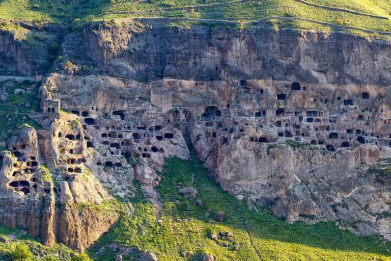 Au départ de Tbilissi : visite de Borjomi, Vardzia et du château de Rabati (journée)