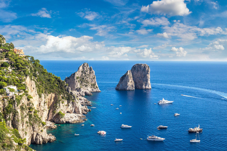 Depuis Amalfi : Tour en bateau de l'île de Capri avec plongée en apnée et boissons