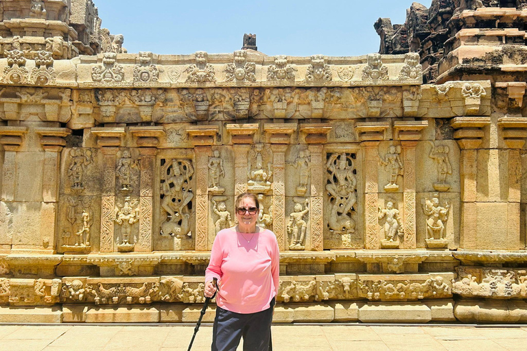 Sculture, arte e architettura di Lepakshi e Nandi HillsEsplora gli antichi templi di Lepakshi e le colline Nandi