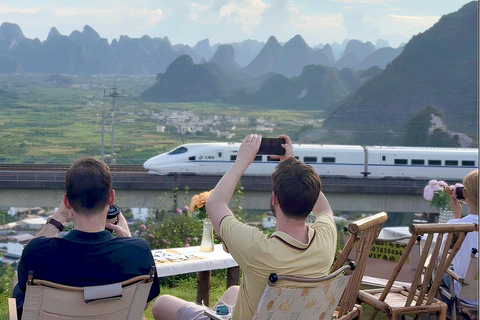 阳朔揭秘：喀斯特景观、竹筏漂流和火车日落其他语言的导游