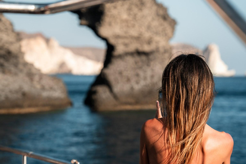 Santorin: Katamaran Caldera-Kreuzfahrt mit Essen und GetränkenWunderschöne Bootsfahrt am Tag