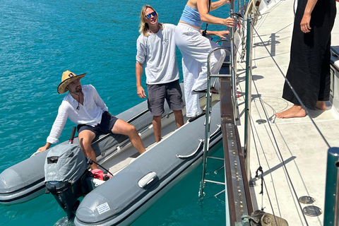 Från Airlie Beach: Kulturell rundtur på Hook Island, segling och snorkling