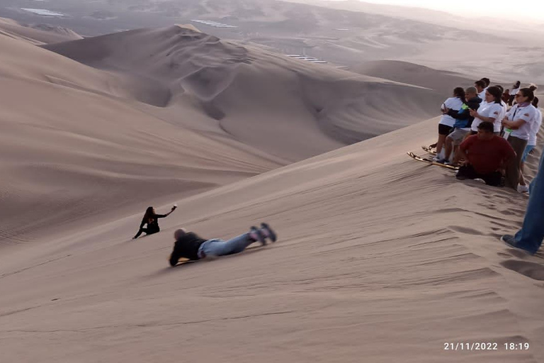 Paseo loco en buggy sandboarding y puesta de sol