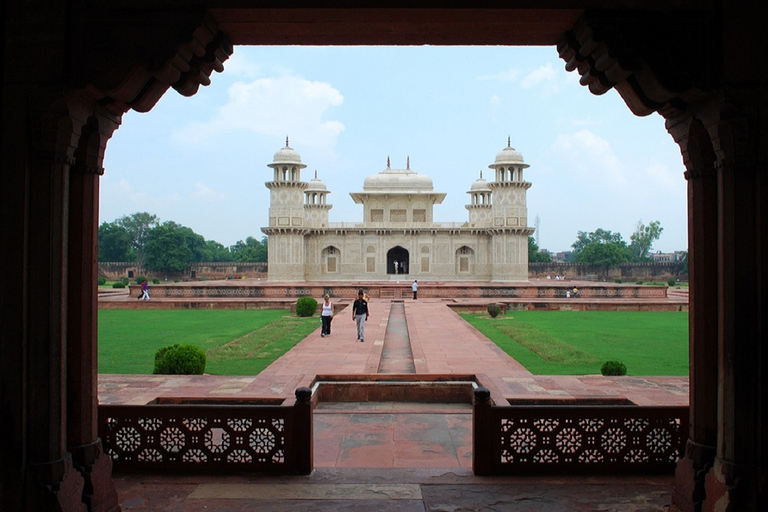 From Delhi: 3 Days Golden Triangle Tour With Taj Mahal 3-star hotel accomodation, A/C Car & local Guide Only.