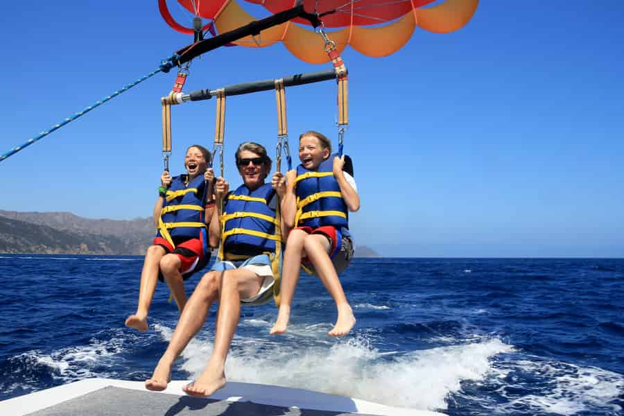 Hurghada: Parasailing-Abenteuer auf dem Roten Meer. Foto: GetYourGuide