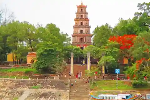 FROM HUE : HUE CITY TOUR AND DRAGON BOAT TRIP