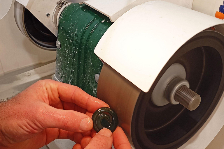 Auckland: Full-Day Jade Carving, Honey Tasting & Wine Tour