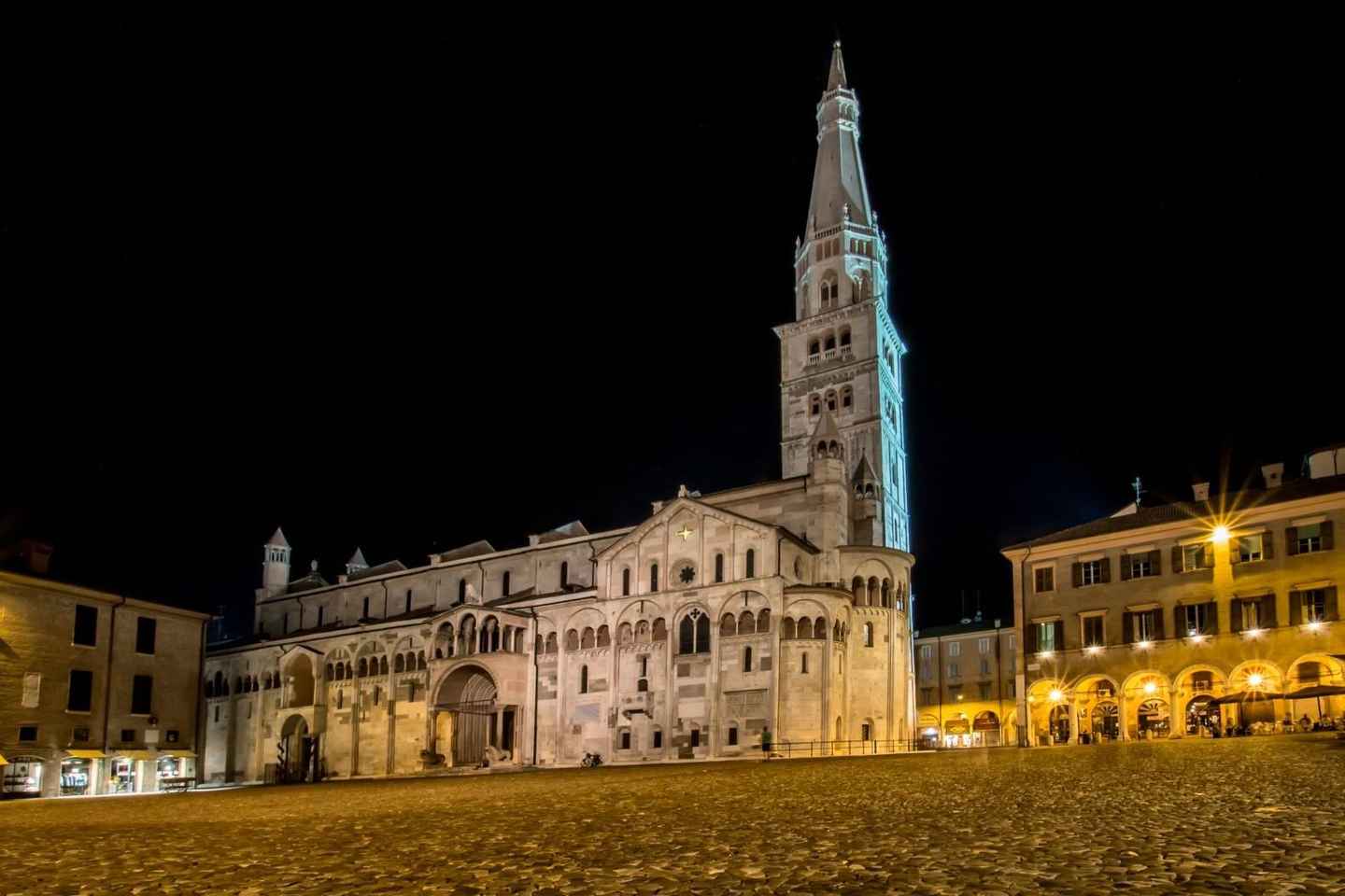 Modena Noir: a tour in the crime chronicle of the past by night