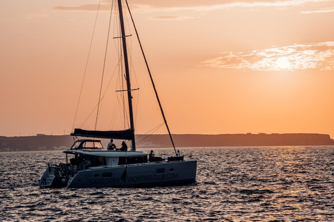 Santorini: Cruzeiro no Catamarã Caldera com refeições e bebidasCruzeiro Romântico ao Pôr do Sol