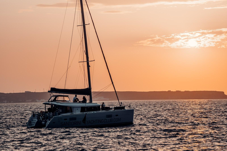 Santorini: Cruzeiro no Catamarã Caldera com refeições e bebidasCruzeiro Romântico ao Pôr do Sol