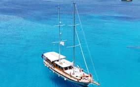 Lampedusa: Elegant Day Boat Tour with Lunch on board