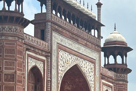 Excursion au lever du soleil à Agra en voiture, le même jour, à partir de DelhiTaxi + guide touristique + billet pour le Taj Mahal