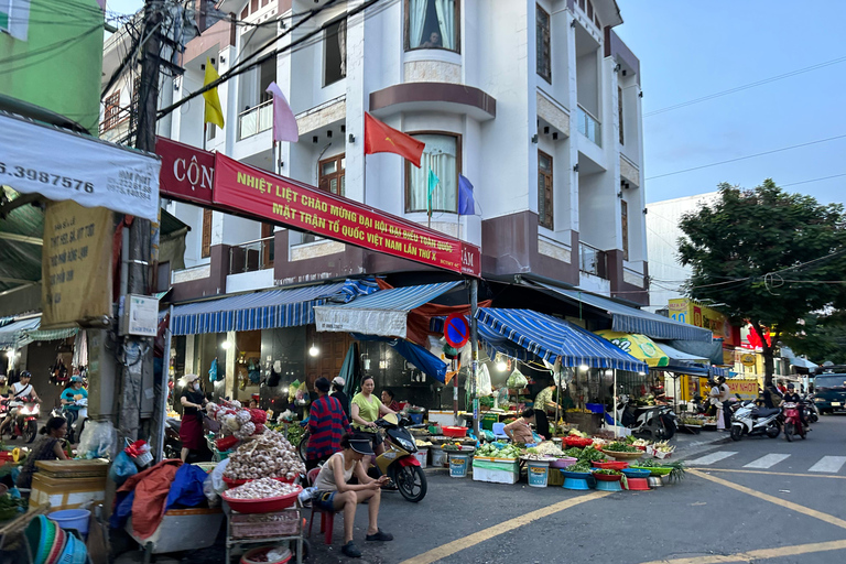 Da Nang: Tour gastronomico serale in motocicletta