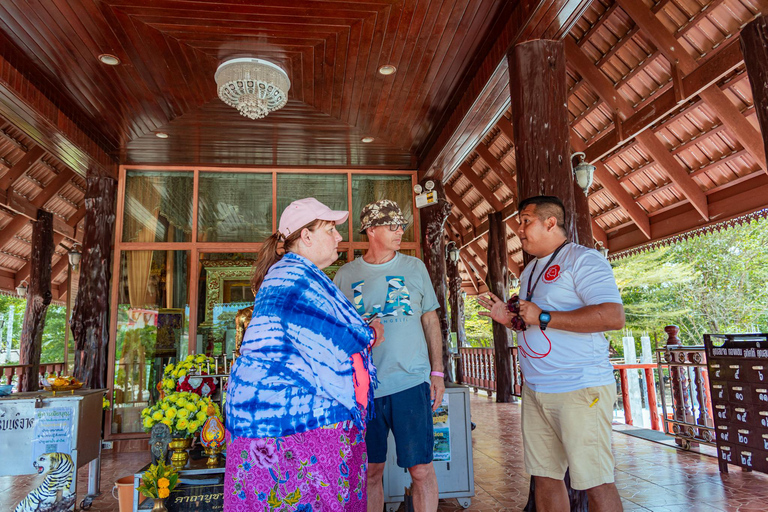 Phuket: świątynia, pomnik ofiarom tsunami, centrum żółwi i słoniePhuket: Temple, Tsunami Memorial, Turtle Center &amp; Elephant