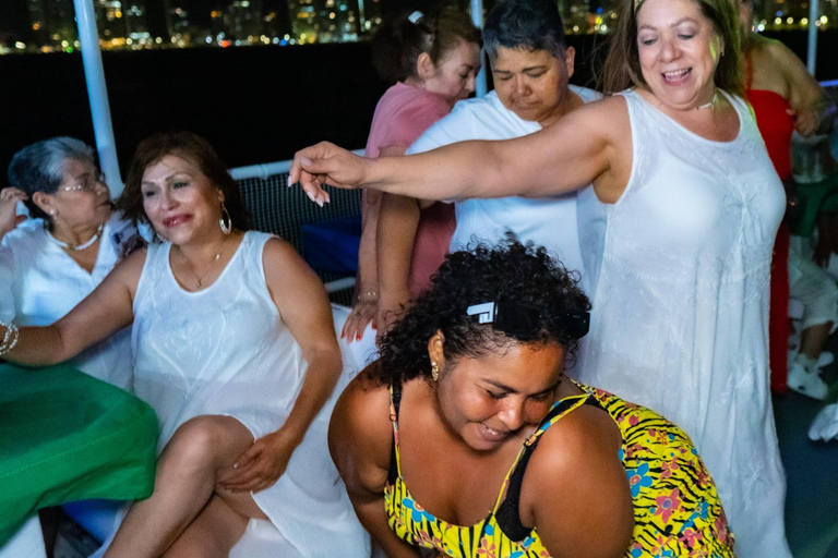 Fiesta de Noche Blanca en Barco: Cena Buffet, Bailes y Barra Libre