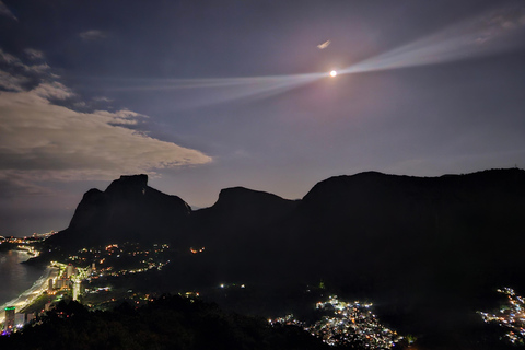 Rio de Janeiro: Morro Dois Irmãos Sunrise Hike Rio de Janeiro: Morro Dois Irmãos Sunrise Hike & Favela Tour