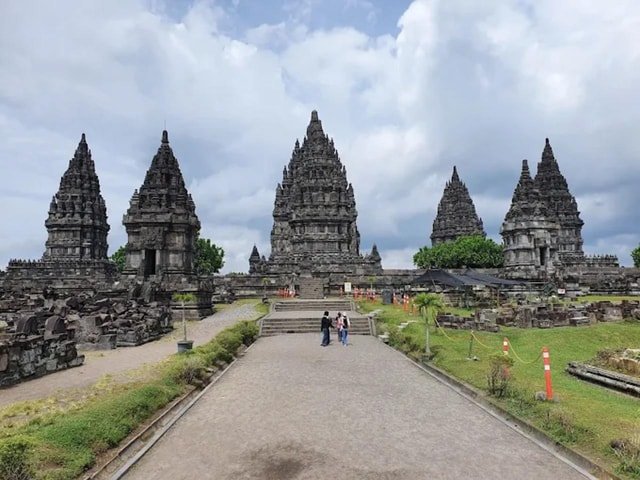 Yogyakarta: Prambanan Temple & Pindul Cave Shared Day Tour