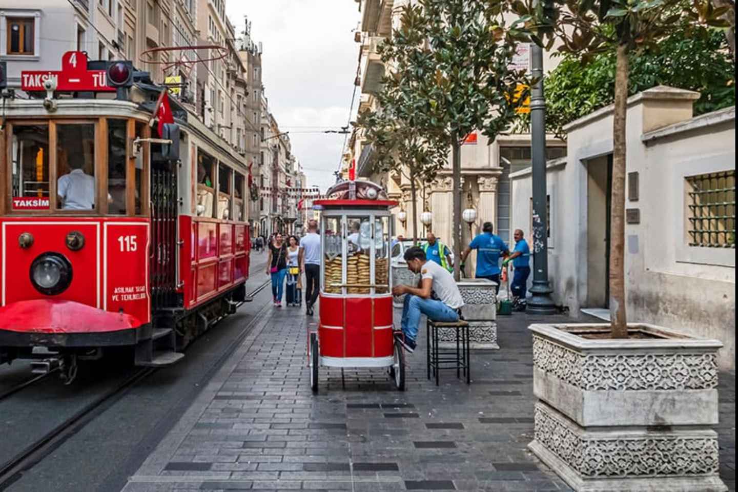 Istanbul: Taksim Square Tour with Tarot Reading