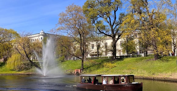 Riga: Kanal- und Daugava-Fluss-Bootsfahrt mit Getränk