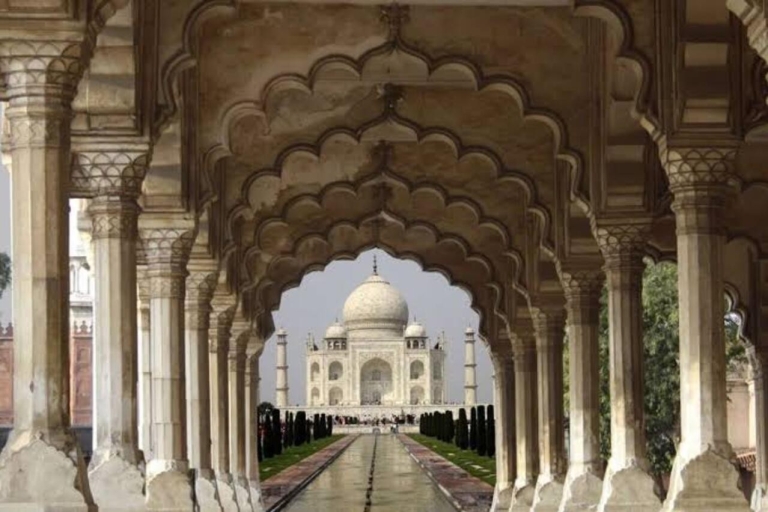Ab Delhi: Taj Mahal & Agra Tour mit Indiens schnellstem ZugTour mit Auto + Reiseführer + Tickets 2.