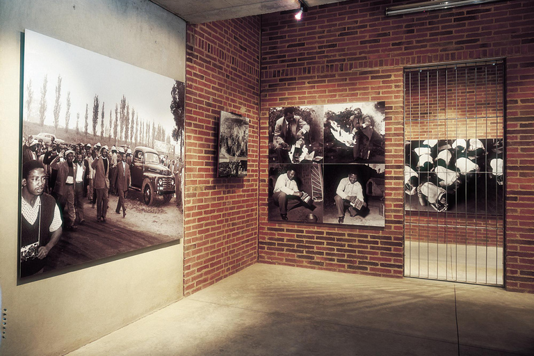 Soweto & Apartheid Museum Tour with Traditional Lunch