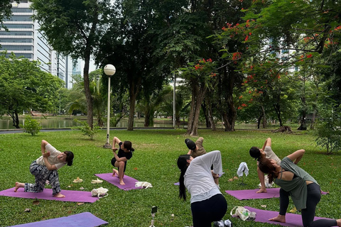 Bangkok: Ochtendyoga voor alle niveaus in Lumphini ParkBangkok: Yoga voor alle niveaus in het Lumphini Park