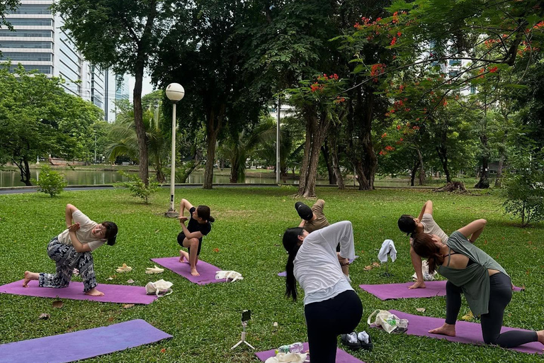 Bangkok: Ochtendyoga voor alle niveaus in Lumphini ParkBangkok: Yoga voor alle niveaus in het Lumphini Park