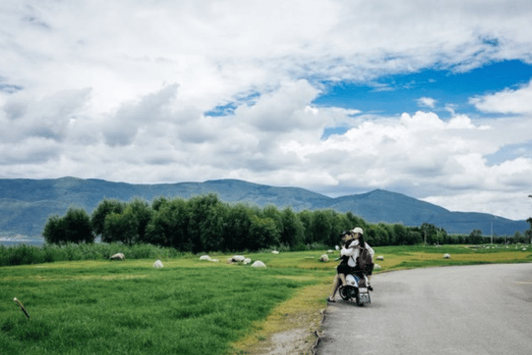 Passeio de bicicleta e visita guiada ao parque do mercado da vila de Lijiang baisha