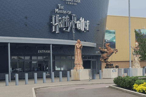 London: Hin- und Rücktransfer zum Warner Bros. Studio Experience8-Sitzer Executive