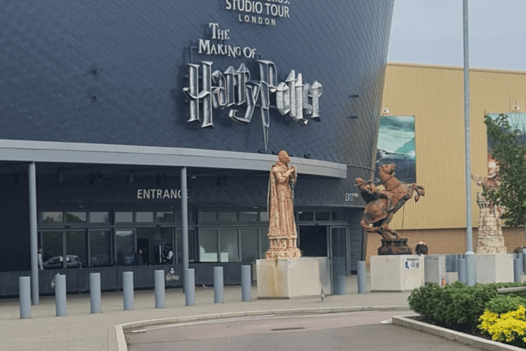 London: Hin- und Rücktransfer zum Warner Bros. Studio Experience8-Sitzer Executive