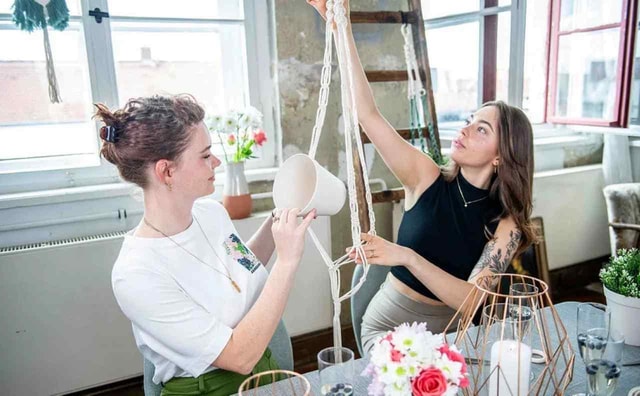 Leipzig: Macrame Plant Hanger or Hanging Shelf Workshop