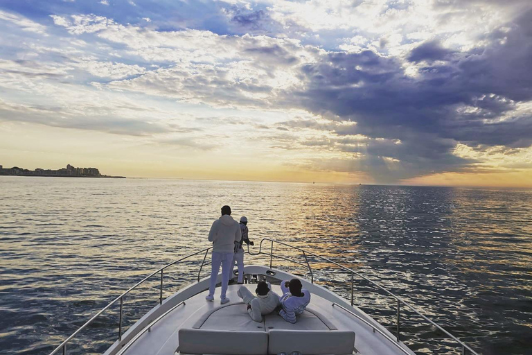 Cape Town: 3-Hour Private Luxury Yacht Charter with Drinks