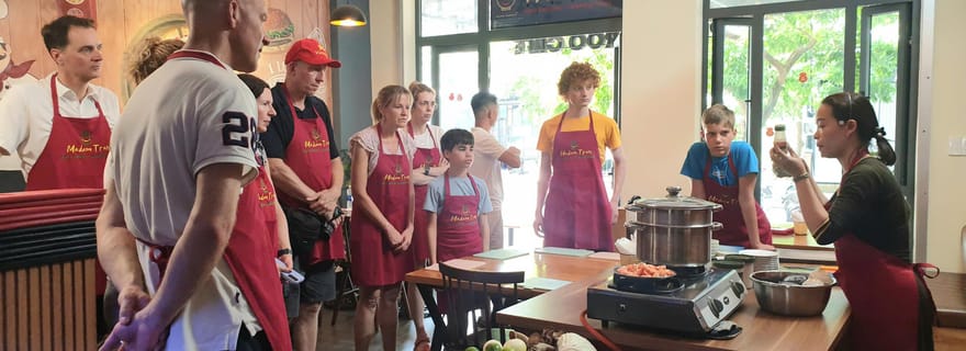 Hué : cours de cuisine avec une famille locale et expérience pratique