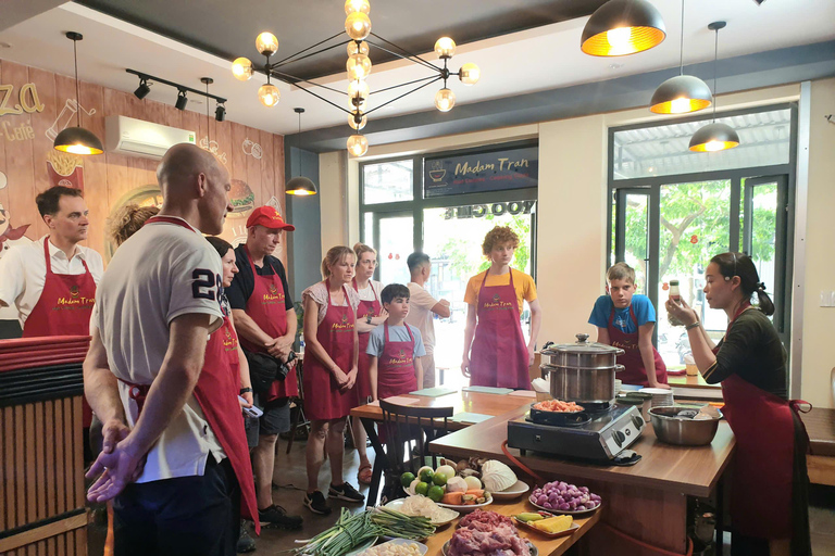 Hue: Corso di cucina casalinga con chef locale e cena