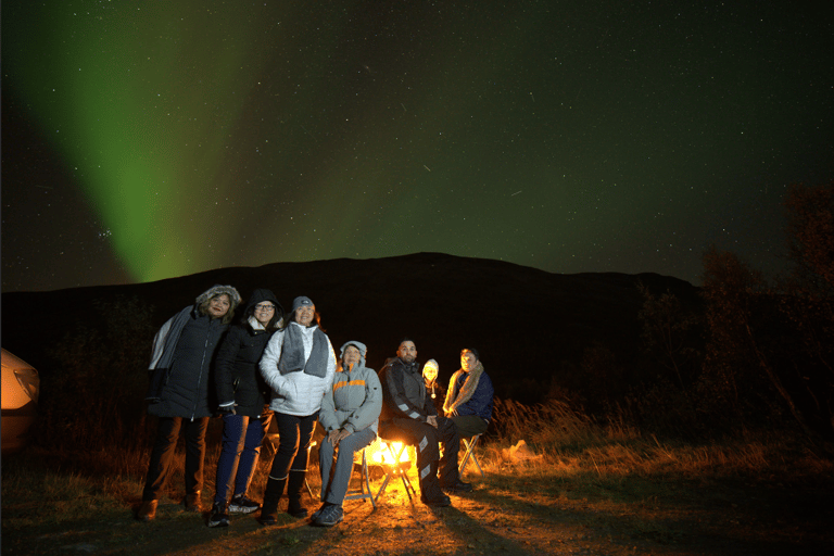 Tromsø: Northern Lights Tour with Photos & Snacks
