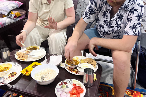 Dîner avec une famille indienne locale dans une maison indienneDîner végétarien