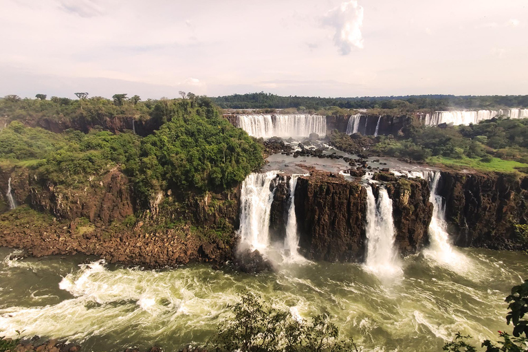 Cataratas do Iguaçu - lado brasileiro com o Macuco Safari Speed BoatDos hotéis de Puerto Iguazu